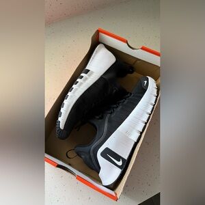 Nike Free Metcon 6 in Black and White